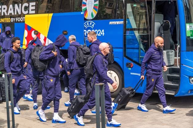 Arrival of the French national team at the Hyperion Hotel in Leipzig Tomorrow the L equipe tricolore will play against Holland National coach is Didier Dechamps Arrival France