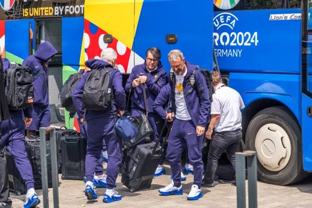 Arrival of the French national team at the Hyperion Hotel in Leipzig Tomorrow the L equipe tricolore will play against Holland National coach is Didier Dechamps Arrival France