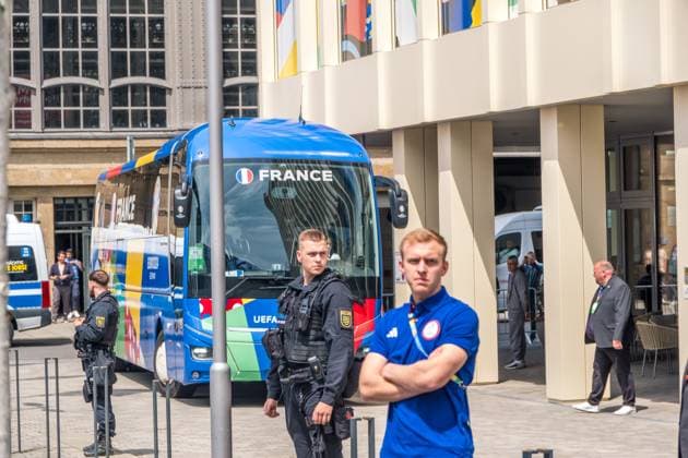 Arrival of the French national team at the Hyperion Hotel in Leipzig Tomorrow the L equipe tricolore will play against Holland National coach is Didier Dechamps Arrival France