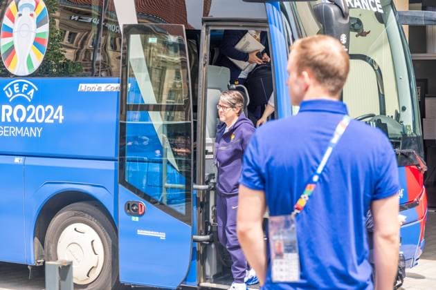 Arrival of the French national team at the Hyperion Hotel in Leipzig Tomorrow the L equipe tricolore will play against Holland National coach is Didier Dechamps Arrival France