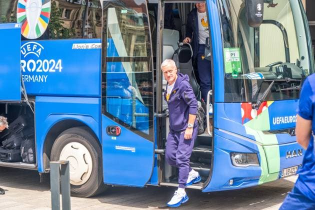 Arrival of the French national team at the Hyperion Hotel in Leipzig Tomorrow the L equipe tricolore will play against Holland National coach is Didier Dechamps Arrival France