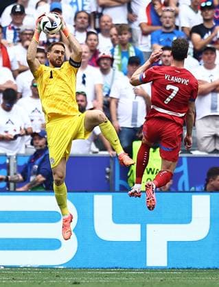 Jan Oblak of Slovenia and Dusan Vlahovic of Serbia Slovenia v Serbia, UEFA European Championship, EM, Europameisterschaft 2024, Group C, Football, Munich Football Arena, Munich, Germany, 20 Jun 2024 EDITORIAL USE ONLY No use with unauthorised audio, video, data, fixture lists, club league logos or live services. Online in-match use limited to 120 images, no video emulation. No use in betting, games or single club league player publications. Copyright: xMichaelxZemanek Shutterstockx 14543659ak