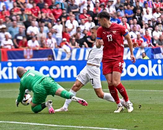 20 06 2024, Football UEFA EURO 2024, preliminary round, Group C, Slovenia Serbia, in the Football Arena Munich f l Predrag Rajkovic Serbia , Jan Mlakar Slovenia and Milos Veljkovic Serbia