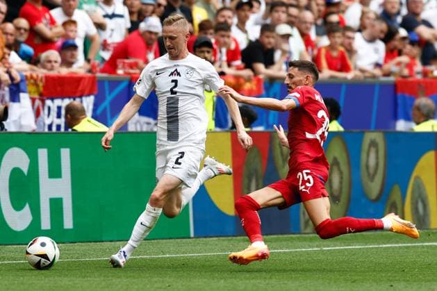 MUNCHEN, 20-06-2024, Allianz Arena. European Football Championship Euro2024, Group stage match no.18 between Slovenia and Serbia, Slovenia player Zan Karnicnik, Serbia player Filip Mladenovic Slovenia - Serbia (Euro2024)  x25540956x Copyright: