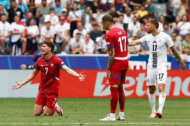 MUNCHEN, 20-06-2024, Allianz Arena. European Football Championship Euro2024, Group stage match no.18 between Slovenia and Serbia, Serbia player Dusan Vlahovic , Slovenia player Jan Mlakar Slovenia - Serbia (Euro2024)  x25540969x Copyright: