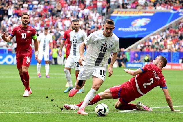 Munich, Germany, June 20st 2024: Timi Elsnik of Slovenia (C) in action against Strahinja Pavlovic of Serbia (R) during the UEFA EURO, EM, Europameisterschaft,Fussball 2024 football match between Slovenia and Serbia at Munich Football Arena, Munich, Germany. (Igor Kupljenik SPP) Copyright: xIgorxKupljenikx xSPPx spp-en-IgKuSp-IKO_0857