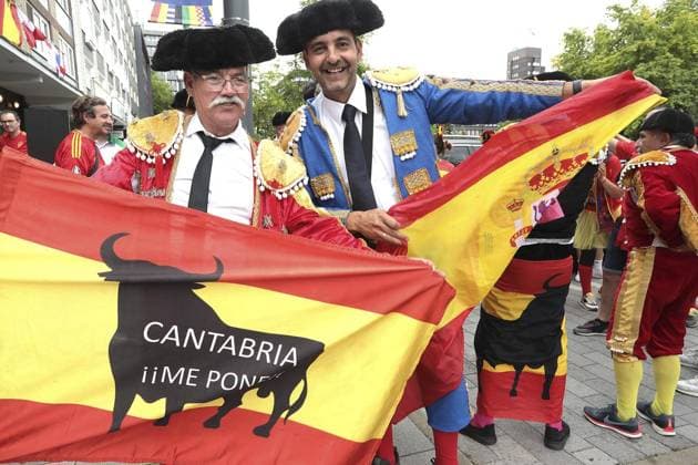 EM 2024 Spain Italy football fans in the city area of Gelsenkirchen FOR EDITORIAL PURPOSES ONLY p EM 2024 Spain Italy football fans on Thursday, June 20, 2024 in the city area of Gelsenkirchen Photo Frank Oppitz FUNKE Foto Services p Sport Deutschland NRW Gelsenkirchen Copyright FrankxOppitz Copyright: FrankxOppitz doc7vy9yiq19zq10mu6qd15 ,EDITORIAL USE ONLY Copyright: FrankxOppitz