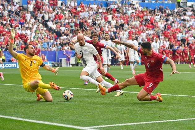 Goal chance Aleksandar MITROVIC SRB , action,tackle against Vanja DRKUSIC SVN , goalkeeper Jan OBLAK SVN parries the ball, save,penalty area scene action,tackle against Vanja DRKUSIC SVN Group stage Group C Slovenia SVN Serbia SRB on 20 06 2024, Fussball Arena Muenchen Soccer UEFA EURO 2024 GERMANY from 14 06 2024 14 07 2024