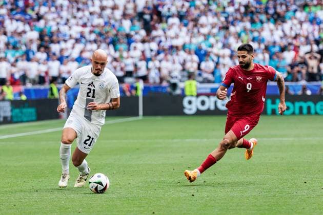 UEFA EURO 2024 Slovenia Serbia 20 06 2024 duel Vanja Drkusic Slovenia, 21 , Aleksandar Mitrovic Serbia, 9 UEFA EURO 2024 Slovenia Serbia Munich Football Arena, Munich on 20 06 2024 Copyright: xBEAUTIFULxSPORTS Wunderlx
