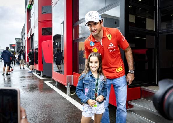 MONTMELO - Carlos Sainz (Ferrari) takes a photo with a young fan at the Circuit de Catalunya in the run-up to the Spanish Grand Prix. ANP SEM VAN DER WAL xVIxANPxSportx xxANPxIVx 501579349 originalFilename: 501579349.jpg