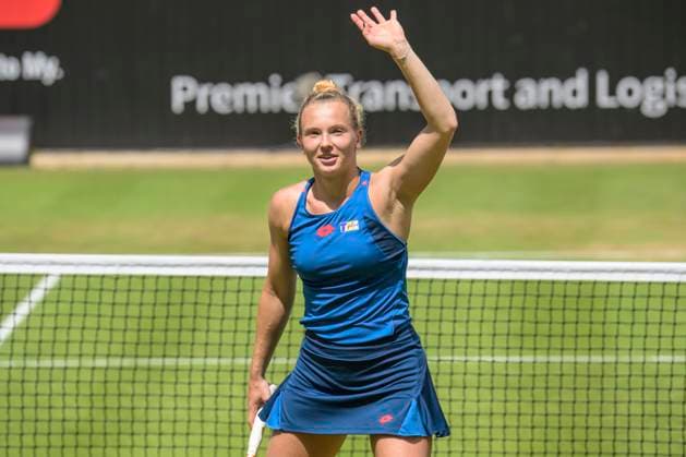 GER, Berlin, ecotrans Ladies Open 2024, WTA 500, at Steffi Graf Stadium Berlin, LTTC Rot Weiss e V , In this match Katerina Siniakova CZE vs Qinwen Zheng CHN will meet In the picture from l Katerina Siniakova, wins the match and thanks the fans, 20 06 2024, Credit HMB Media Uwe Koch Alamy Live News Copyright: HMBxMedia UwexKoch