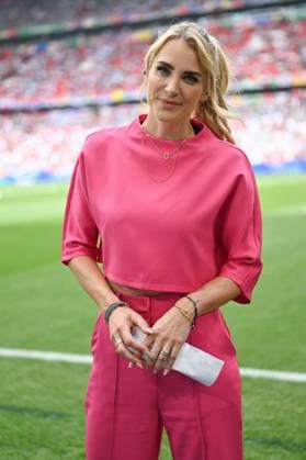 Picture shows sports presenter Anna Kraft in a pink outfit, 20 06 2024, Munich, Soccer, European Championship, Slovenia Serbia, EVENT REGULATIONS PROHIBIT ANY USE OF PHOTOGRAPHS AS IMAGE SEQUENCES AND OR QUASI VIDEO xklx