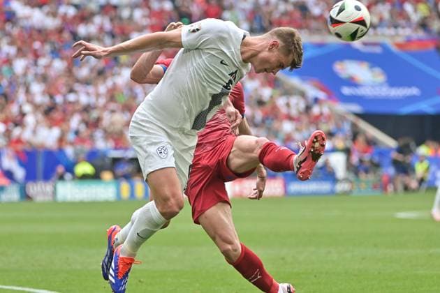 Picture shows from left to right Jaka Bijol 6, Slovenia clears by head, 20 06 2024, Munich, Soccer, European Championship, Slovenia Serbia, EVENT REGULATIONS PROHIBIT ANY USE OF PHOTOGRAPHS AS IMAGE SEQUENCES AND OR QUASI VIDEO xklx