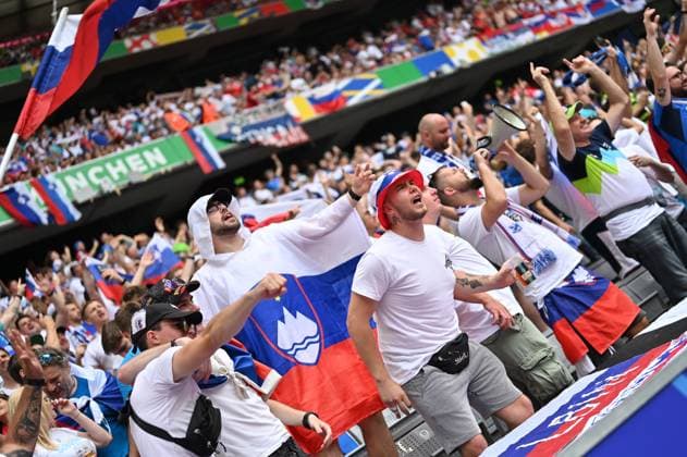 Picture shows fans of Slovenia, 20 06 2024, Munich, Football, European Championship, Slovenia Serbia, EVENT REGULATIONS PROHIBIT ANY USE OF PHOTOGRAPHS AS IMAGE SEQUENCES AND OR QUASI VIDEO xklx