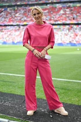 Picture shows sports presenter Anna Kraft in a pink outfit, 20 06 2024, Munich, Soccer, European Championship, Slovenia Serbia, EVENT REGULATIONS PROHIBIT ANY USE OF PHOTOGRAPHS AS IMAGE SEQUENCES AND OR QUASI VIDEO xklx