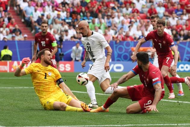 in duel, action, with Jan Oblak 1 Slovenia , Vanja Drkusic 21 Slovenia , Aleksandar Mitrovic 9 Serbia , Slovenia vs Serbia Football, UEFA Euro 2024, Group stage, Matchday 2, 20 06 2024 Munich Bavaria Germany Copyright: xkolbert-press ChristianxKolbertx