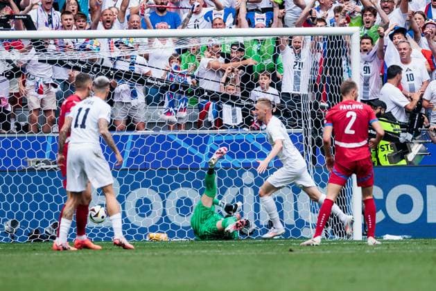 UEFA EURO 2024 Slovenia Serbia 20 06 2024 Zan Karnicnik Slovenia, 2 shoots the 1 0 UEFA EURO 2024 Slovenia Serbia Munich Football Arena, Munich on 20 06 2024 Copyright: xBEAUTIFULxSPORTS Wunderlx