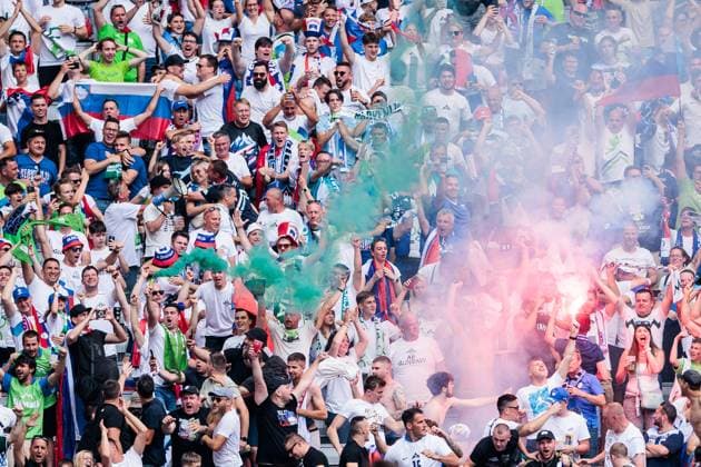 UEFA EURO 2024 Slovenia Serbia 20 06 2024 Smoke flares burn in the Slovenia fan block UEFA EURO 2024 Slovenia Serbia Munich Football Arena, Munich on 20 06 2024 Copyright: xBEAUTIFULxSPORTS Wunderlx