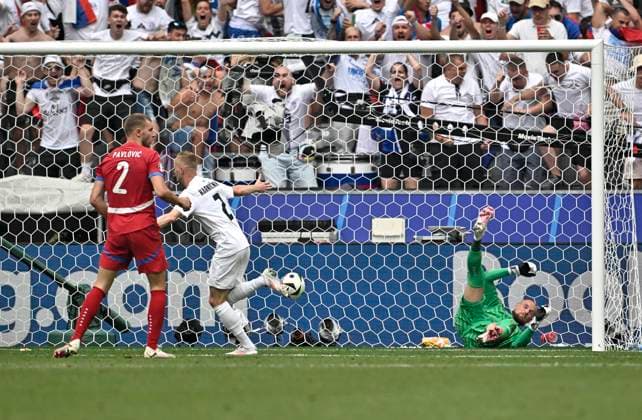 20 06 2024, Football UEFA EURO 2024, Preliminary round, Group C, Slovenia Serbia, at Fußball Arena München Zan Karnicnik Slovenia scores to make it 1 0 against Predrag Rajkovic Serbia