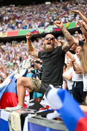 Picture shows goal celebration Slovenia, 20 06 2024, Munich, Soccer, European Championship, Slovenia Serbia, EVENT REGULATIONS PROHIBIT ANY USE OF PHOTOGRAPHS AS IMAGE SEQUENCES AND OR QUASI VIDEO xklx
