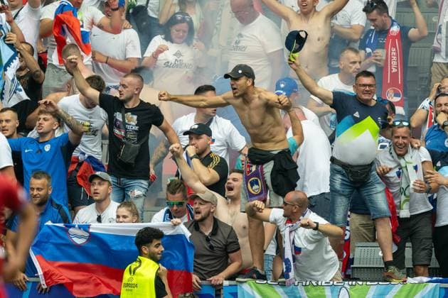 Spectators and fans of Slovenia after goal to 1 0 by Zan Karnicnik Slovenia, 02 , GER, Slovenia SVN vs Serbia SRB , European Football Championship, UEFA EURO 2024, Group E, Matchday 2, 20 06 2024, GER, Slovenia SVN vs Serbia SRB , European Football Championship, UEFA EURO 2024, Group E, Matchday 2, 20 06 2024 Munich Copyright: xEibner-Pressefoto SaschaxWaltherx EP_SWA