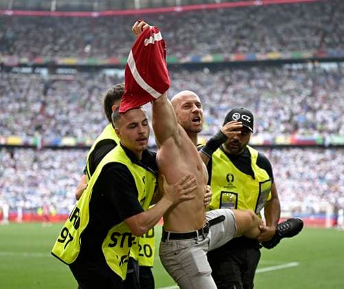 20 06 2024, Football UEFA EURO 2024, preliminary round, Group C, Slovenia Serbia, at the Munich Football Arena A streaker is taken away by stewards
