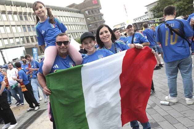 EM 2024 Spain Italy football fans in the city area of Gelsenkirchen FOR EDITORIAL PURPOSES ONLY p EM 2024 Spain Italy football fans on Thursday, June 20, 2024 in the city area of Gelsenkirchen Photo Frank Oppitz FUNKE Foto Services p Sport Deutschland NRW Gelsenkirchen Copyright FrankxOppitz Copyright: FrankxOppitz doc7vyapg40hdf18va5ej3q ,EDITORIAL USE ONLY Copyright: FrankxOppitz