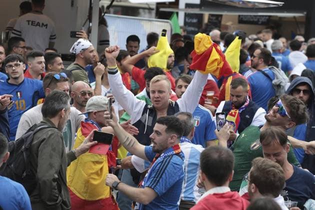 EM 2024 Spain Italy football fans in the city area of Gelsenkirchen FOR EDITORIAL PURPOSES ONLY p EM 2024 Spain Italy football fans on Thursday, June 20, 2024 in the city area of Gelsenkirchen Photo Frank Oppitz FUNKE Foto Services p Sport Deutschland NRW Gelsenkirchen Copyright FrankxOppitz Copyright: FrankxOppitz doc7vyape6nhj5jw8gn2 ,EDITORIAL USE ONLY Copyright: FrankxOppitz