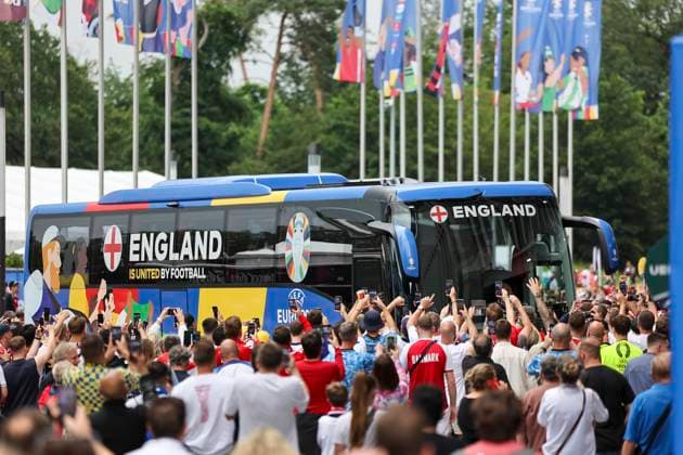 England team bus arriving at the stadium, surrounded by fans , Football, UEFA , European Championship, Group C 2024, Denmark vs England, 20 06 2024, Frankfurt Arena, Frankfurt, Germany Frankfurt Frankfurt Arena Hessen Germany Copyright: xGrantxHubbsx