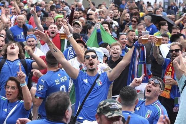 EM 2024 Spain Italy football fans in the city area of Gelsenkirchen FOR EDITORIAL PURPOSES ONLY p EM 2024 Spain Italy football fans on Thursday, June 20, 2024 in the city area of Gelsenkirchen Photo Frank Oppitz FUNKE Foto Services p Sport Deutschland NRW Gelsenkirchen Copyright FrankxOppitz Copyright: FrankxOppitz doc7vyaqauvtch4h2ce8rj ,EDITORIAL USE ONLY Copyright: FrankxOppitz