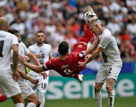 20.06.2024, Fussball UEFA EURO, EM, Europameisterschaft,Fussball 2024, Vorrunde, Gruppe C, Slowenien - Serbien, in der Fußball Arena München. Luka Jovic (Serbien) Fallrückzieher