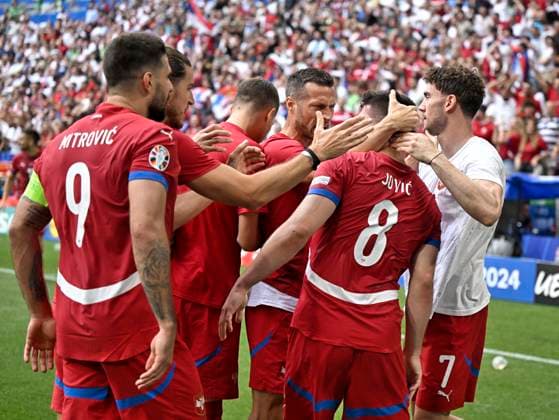 20.06.2024, Fussball UEFA EURO, EM, Europameisterschaft,Fussball 2024, Vorrunde, Gruppe C, Slowenien - Serbien, in der Fußball Arena München. jubeln um Luka Jovic (Serbien) herum