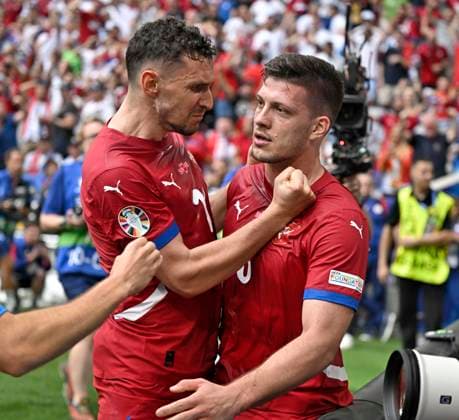 20 06 2024, Football UEFA EURO 2024, Preliminary round, Group C, Slovenia Serbia, in the Football Arena Munich v l Milos Veljkovic Serbia and Luka Jovic Serbia cheer