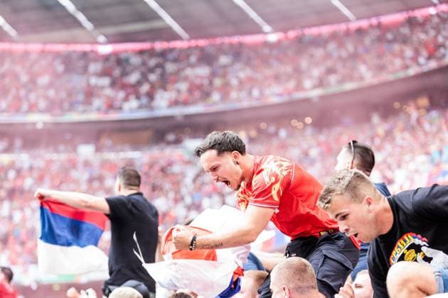 UEFA EURO 2024: Slowenien - Serbien; 20.06.2024 Die Fans bejubeln das 1:1 durch Aleksandar Mitrovic (Serbien, 9) UEFA EURO 2024: Slowenien - Serbien; Munich Football Arena, München am 20.06.2024 Copyright: xBEAUTIFULxSPORTS Wunderlx