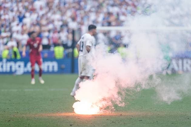 UEFA EURO 2024: Slowenien - Serbien; 20.06.2024 Ein Bengalo liegt nach dem 1:1 durch Aleksandar Mitrovic (Serbien, 9) brennend auf dem Rasen UEFA EURO 2024: Slowenien - Serbien; Munich Football Arena, München am 20.06.2024 Copyright: xBEAUTIFULxSPORTS Wunderlx