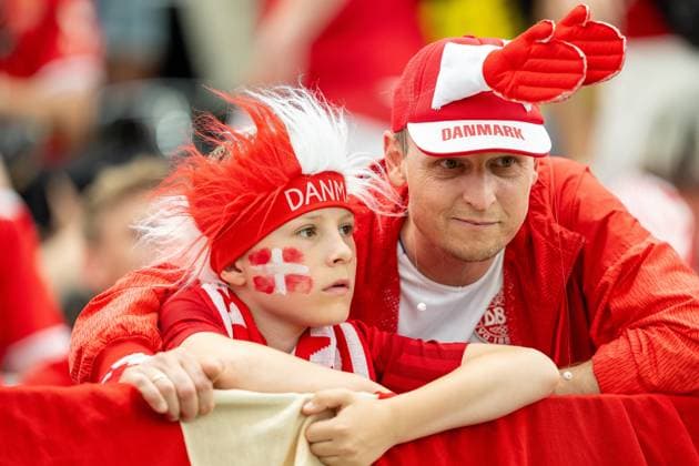 GER, EURO 2024, Group C, Denmark DEN vs England GBR 20 06 2024, Frankfurt Arena, Frankfurt, GER, EURO 2024, Group C, Denmark DEN vs England GBR In the picture Father with son Danish fans Fan curve Fan culture Joy Happiness Jay Gestures, facial expressions, emotions nordphotoxGmbHxx xDenkinger nph00015