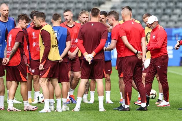 SOCCER - UEFA EURO, EM, Europameisterschaft,Fussball 2024 BERLIN,GERMANY,20.JUN.24 - UEFA EURO 2024, group stage, Austria vs Poland, preview, training Team POL. Image shows head coach Michal Probierz (POL) and the team of POL.  GEPAxpictures xArminxRauthner