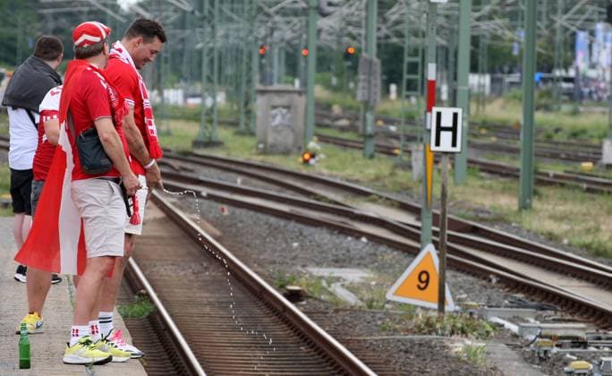 Fans pissen am Gleis in dem Frankfurt Stadion Bahnhof. Fans vor dem Spiel der Fußball-Europameisterschaft EURO 2024 Dänemark-England in Frankfurt am Main , Hessen , Deutschland . Juni 20, 2024. Copyright: xx