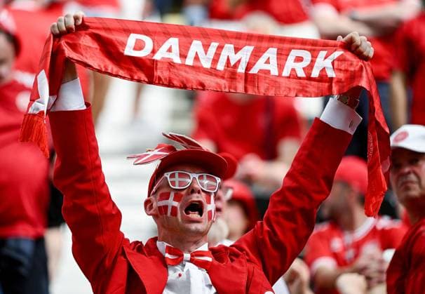 20 06 2024, xpsx, UEFA Euro 2024 preliminary round, Denmark England v l Euro 24 Logo Banner Flags England Flags DFL DFB REGULATIONS PROHIBIT ANY USE OF PHOTOGRAPHS as IMAGE SEQUENCES and or QUASI VIDEO emspor Frankfurt