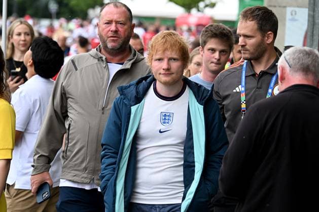 20 06 2024, xsltx, European Football Championship 2024, Denmark England emspor, v l Singer and world star Ed Sheeran Singer Songwriter DFL DFB REGULATIONS PROHIBIT ANY USE OF PHOTOGRAPHS as IMAGE SEQUENCES and or QUASI VIDEO Frankfurt am Main