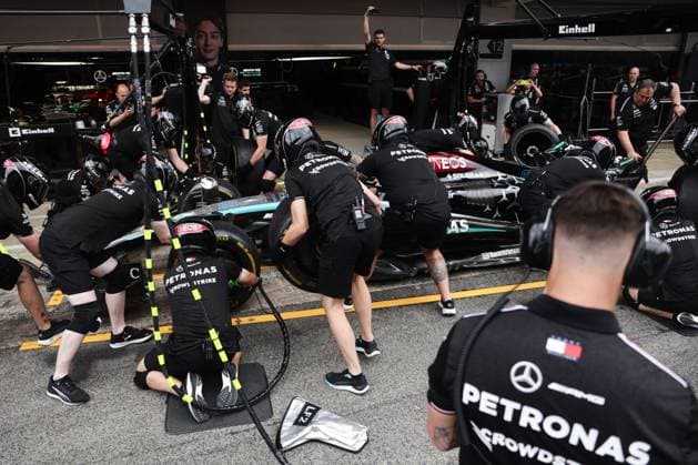 F1 Spanish Grand Prix 2024 Previews Mercedes mechanics practice pit stop ahead of the Formula 1 Spanish Grand Prix at Circuit de Barcelona-Catalunya in Barcelona, Spain on June 20, 2024. Barcelona Spain  Copyright: xJakubxPorzyckix originalFilename:porzycki-f1spanis240620_npaKB.jpg