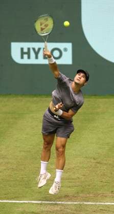 photo Marcos GIRON USA fights his way into the 3rd set against the Italian Matteo Berrettini Tennis Tournament Terra Wortmann Cup at the Gerry Weber Sportpark OWL Arena in Halle Westfalen Thu 20 06 2024