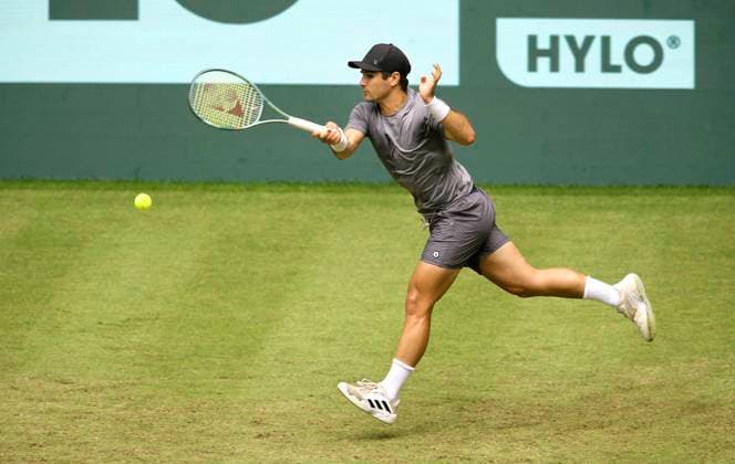 photo Marcos GIRON USA fights his way into the 3rd set against the Italian Matteo Berrettini Tennis Tournament Terra Wortmann Cup at the Gerry Weber Sportpark OWL Arena in Halle Westfalen Thu 20 06 2024