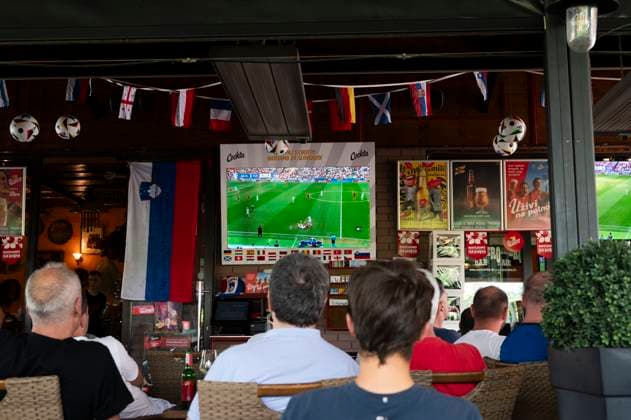 slovenian fans 20.06.2024 - UEFA European Football Championship, Slovenia : Serbia - fans watching the match in Fuzine, Ljubljana, Slovenia. Ljubljana Slovenia  Copyright: xNikxErikxNeubauerx DSC_9935