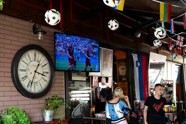 slovenian fans 20.06.2024 - UEFA European Football Championship, Slovenia : Serbia - fans watching the match in Fuzine, Ljubljana, Slovenia. Ljubljana Slovenia  Copyright: xNikxErikxNeubauerx DSC_9940