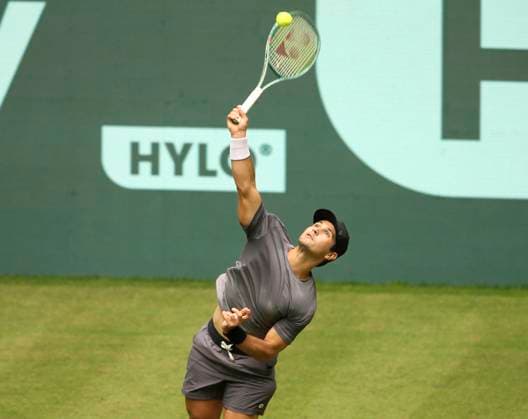 photo Marcos GIRON USA fights his way into the 3rd set against the Italian Matteo Berrettini Tennis Tournament Terra Wortmann Cup at the Gerry Weber Sportpark OWL Arena in Halle Westfalen Thu 20 06 2024