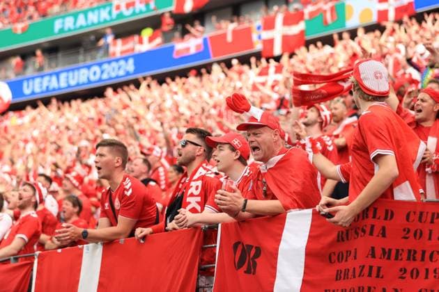Fußball UEFA EURO 2024 Gruppe C Dänemark gegen England 20. Juni 2024 UEFA EURO 2024 Gruppe C Dänemark gegen England Dänemark Fans Foto Simon Stacpoole Abseits Frankfurt Deutschland  Copyright: xSimonxStacpoolexOffside