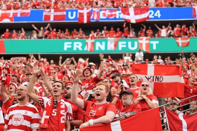 Fußball UEFA EURO 2024 Gruppe C Dänemark gegen England 20. Juni 2024 UEFA EURO 2024 Gruppe C Dänemark gegen England Dänemark Fans Foto Simon Stacpoole Abseits Frankfurt Deutschland  Copyright: xSimonxStacpoolexOffside
