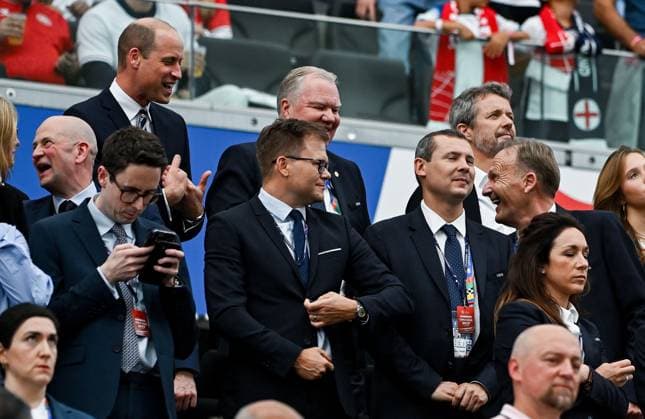 20 06 2024, xpsx, UEFA Euro 2024 preliminary round, Denmark England v l Hans Joachim Watzke jokes with Prince of Wales William DFL DFB REGULATIONS PROHIBIT ANY USE OF PHOTOGRAPHS as IMAGE SEQUENCES and or QUASI VIDEO emspor Frankfurt