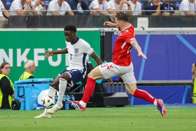 Bukayo Saka England, 07 and Dean Henderson England, 23 in duel , Football, UEFA , European Championship, Group C 2024, Denmark vs England, 20 06 2024, Frankfurt Arena, Frankfurt, Germany Frankfurt Frankfurt Arena Hessen Germany Copyright: xGrantxHubbsx